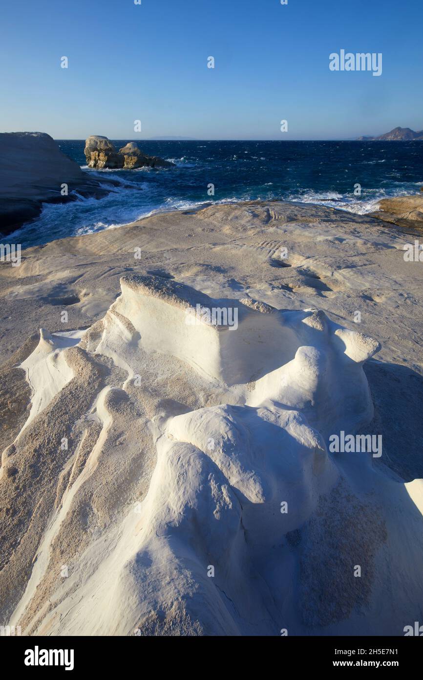 Les falaises blanches de la plage de Sarakiniko, Milos, Grèce Banque D'Images