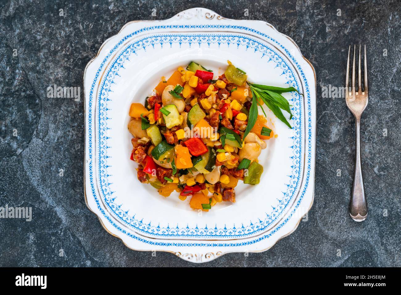 Le succinotash est un plat sud-américain composé de légumes, de haricots, de courge musquée, de maïs sucré et de chorizo Banque D'Images