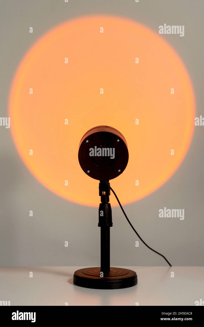 Lampe de coucher de soleil électrique pour un éclairage jaune chaleureux et atmosphérique à la maison. Banque D'Images