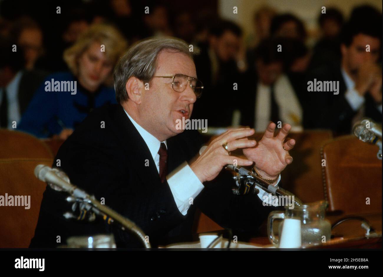 Le révérend Jerry Falwell, Sr., pasteur fondateur de l'église baptiste Thomas Road, Lynchburg, Virginie, témoigne lors de l'audience du sous-comité de surveillance des voies et moyens de la Chambre des États-Unis pour examiner les règles fiscales fédérales concernant les organisations exonérées d'impôts impliquant des ministères de télévision à Capitol Hill, Washington, DC, le 6 octobre.1987.L'audience a été en réponse à des révélations de scandales et d'irrégularités financières dans certains ministères de la télévision.Crédit: Arnie Sachs/CNP Banque D'Images