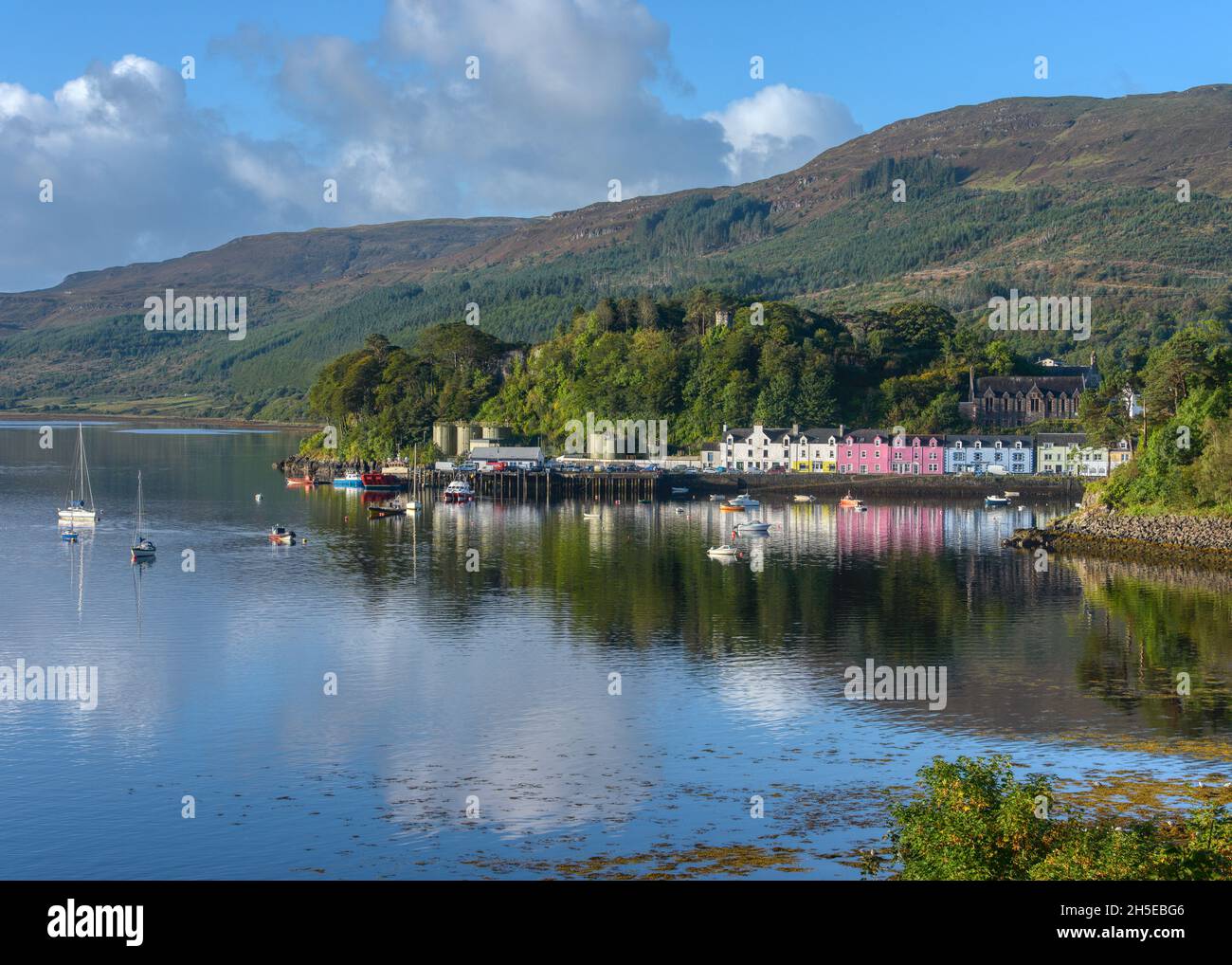 Portree, île de Skye, Écosse - 29 septembre 2021 : vue sur le port de Portree Banque D'Images