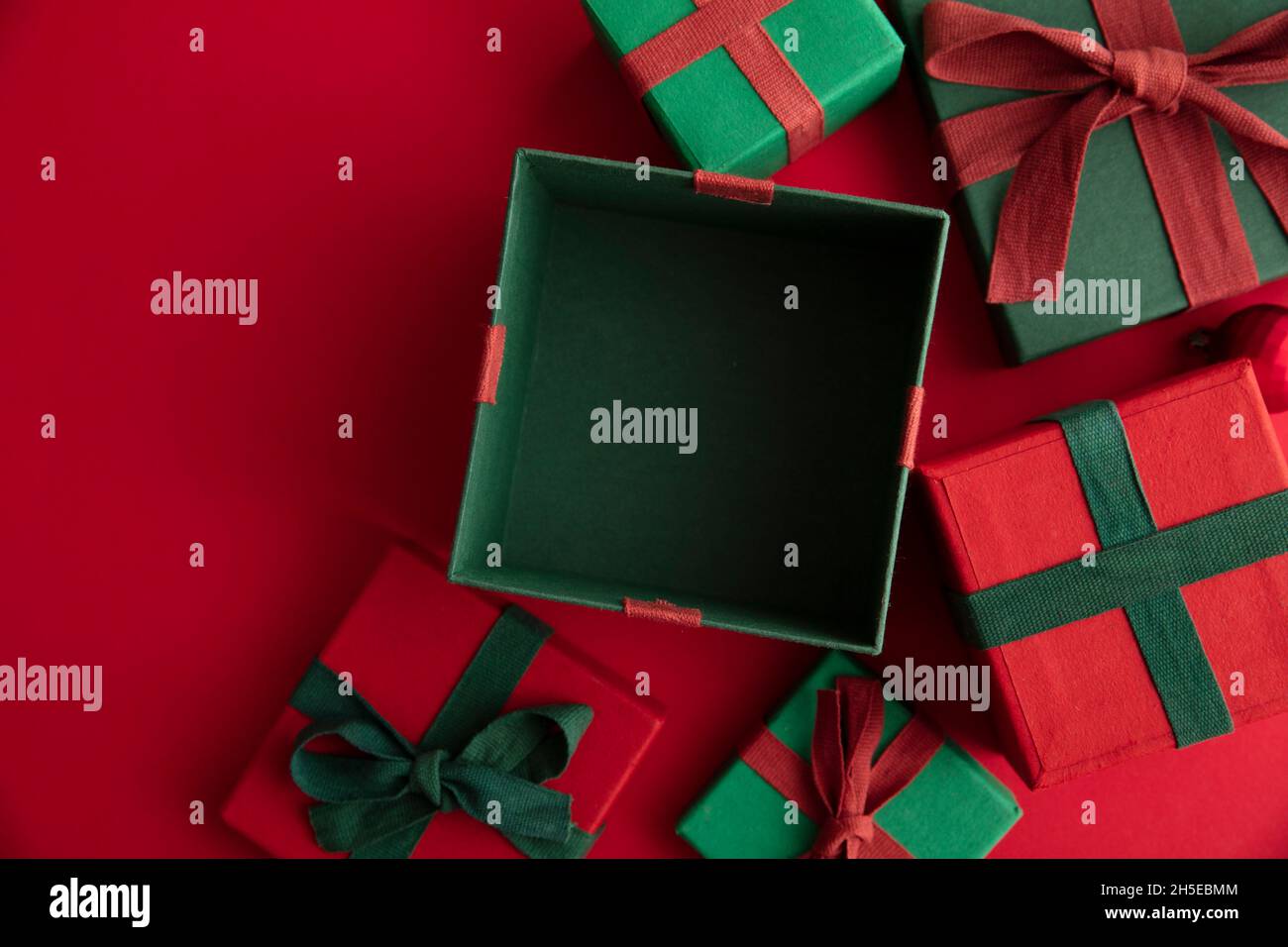 Ouvrez la boîte cadeau de noël sur fond rouge.Flat lay, vue de dessus Banque D'Images