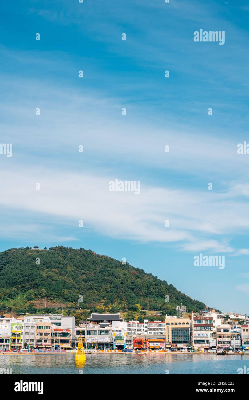 Tongyeong, Corée - 24 octobre 2021 : port et station balnéaire de Gangguan Banque D'Images
