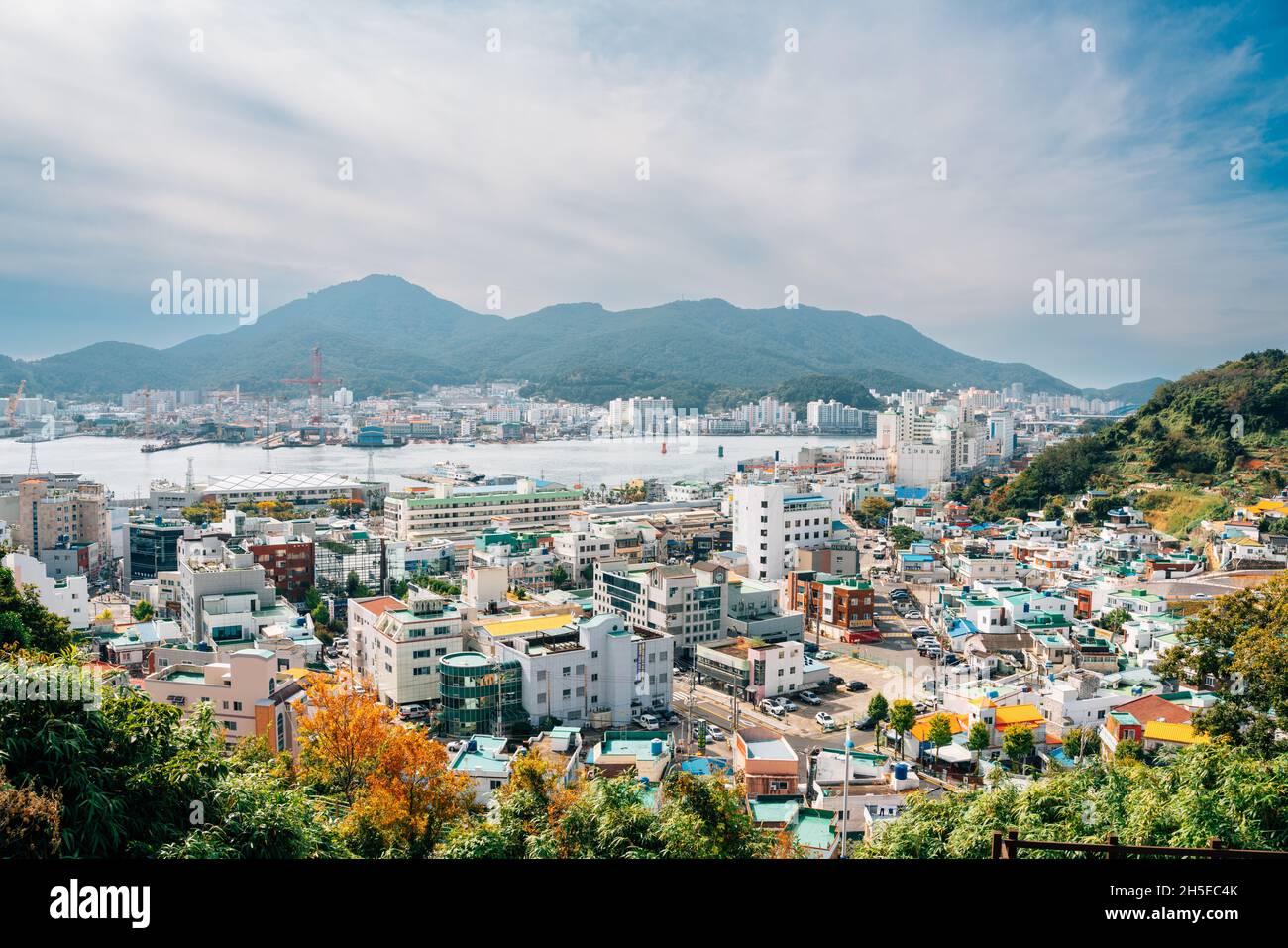Tongyeong, Corée - 24 octobre 2021 : vue panoramique du port et de la ville balnéaire de Tongyeong Banque D'Images