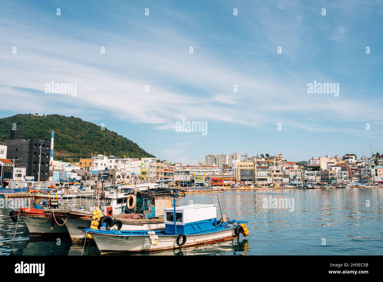 Tongyeong, Corée - 24 octobre 2021 : port et station balnéaire de Gangguan Banque D'Images