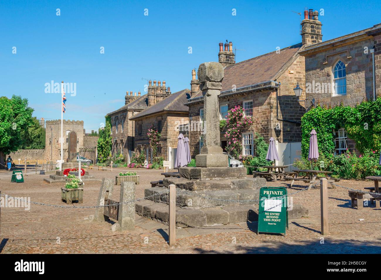 Ripley, vue en été de Hollybank Lane au centre du pittoresque village du North Yorkshire de Ripley, Angleterre, Royaume-Uni Banque D'Images