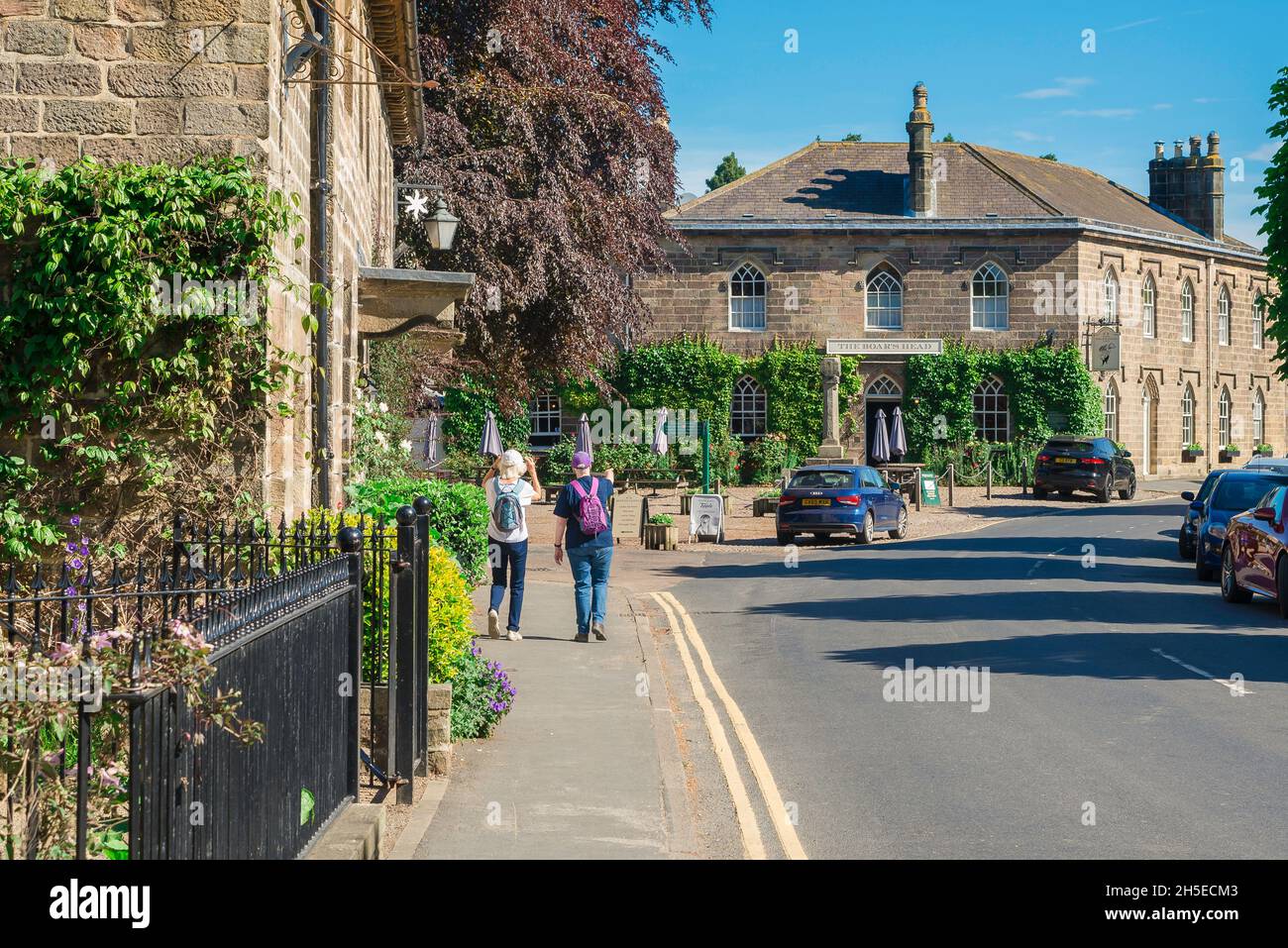 Ripley, vue en été de main Street dans le village pittoresque de Ripley avec le Boars Head Hotel directement devant, North Yorkshire, Angleterre, Royaume-Uni Banque D'Images