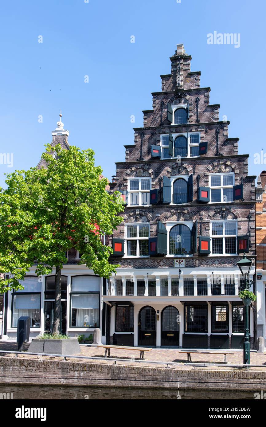Alkmaar, pays-Bas-juin 2021 : vue sur le canal du bâtiment historique 1609 -de drie schopjes- (trois spades) un ancien entrepôt et boulangerie avec Banque D'Images