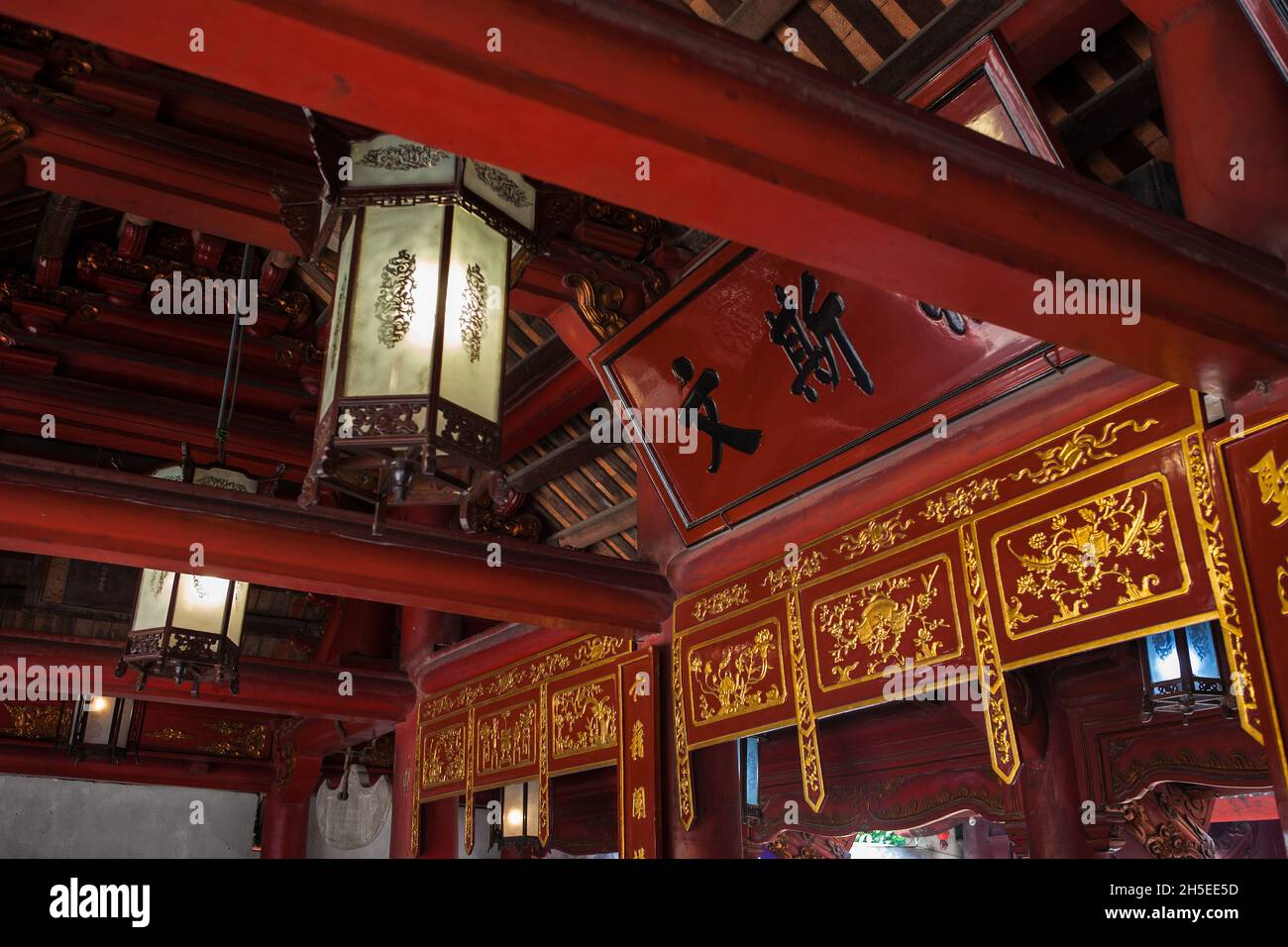 Toit intérieur, salle de cérémonie Bai Duong, quatrième cour, Temple de la littérature, Hanoï, Viet Nam Banque D'Images