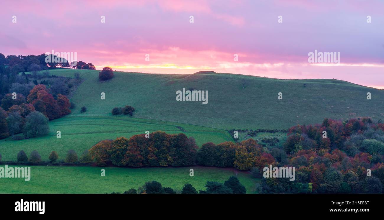 Magnifique coucher de soleil sur le village d'Oare depuis le bord sud des Marlborough Downs, à côté de Pewsey Vale, Wiltshire AON Banque D'Images