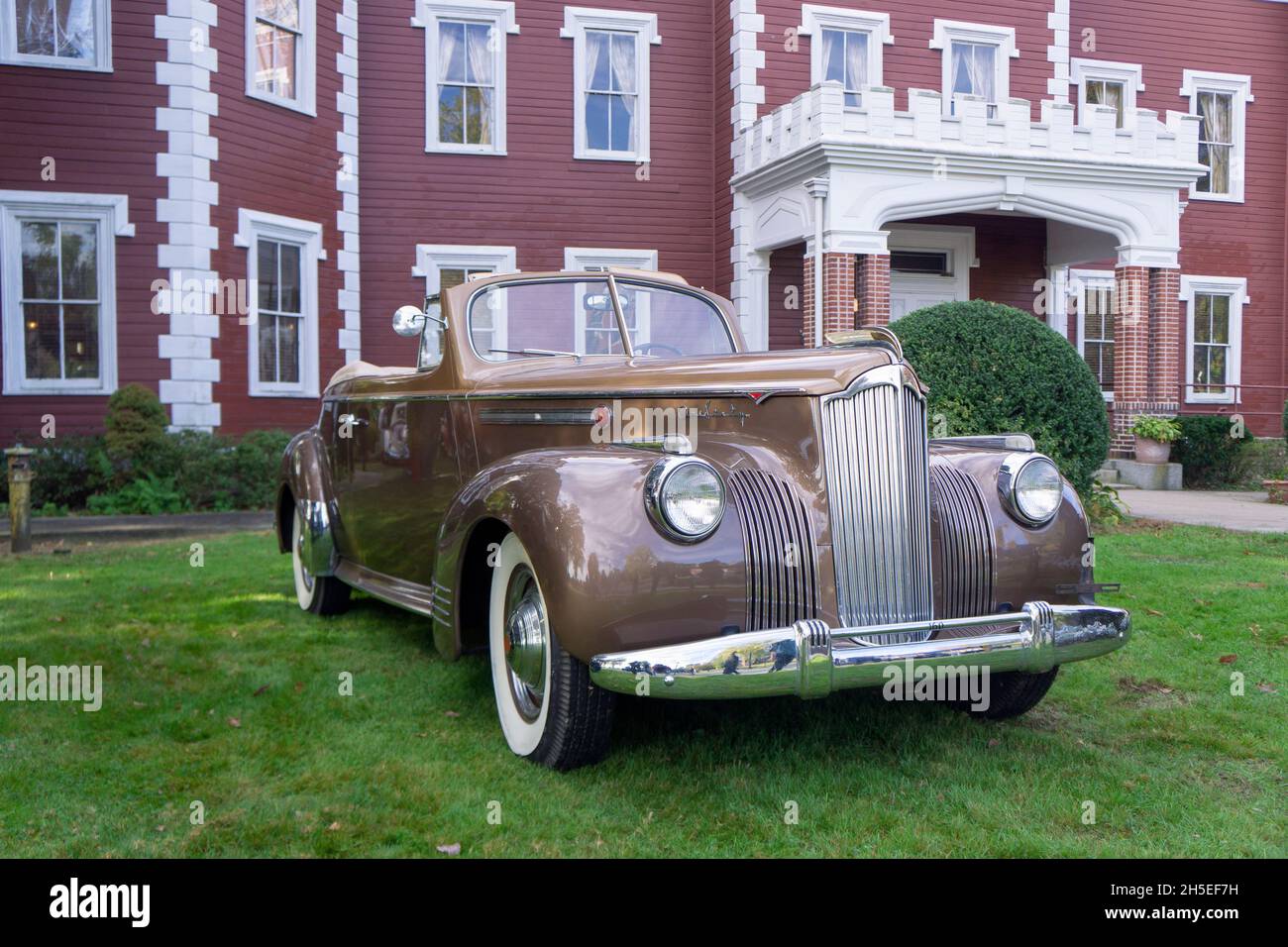 Un ancien cabriolet Packard 160 1941 stationné à l'extérieur de la Bayside Historical Society à Queens lors d'un spectacle de voitures d'époque. Banque D'Images