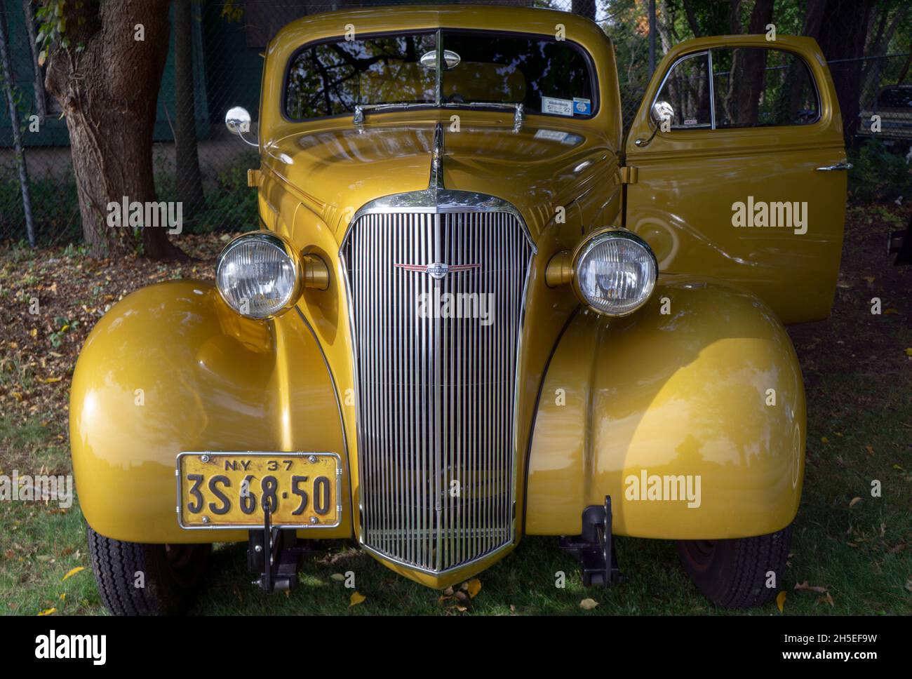 Une ancienne berline 2 portes 1937 de Chevrolet garée à l'extérieur de la Bayside Historical Society, dans le Queens, à l'occasion d'un spectacle de voitures d'époque. Banque D'Images