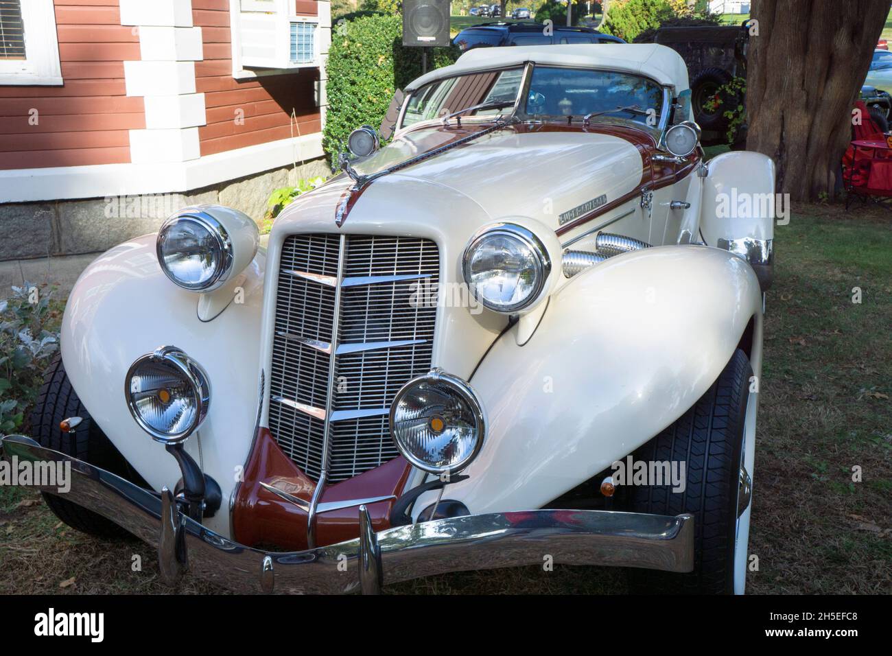 Un ancien cabriolet Auburn Boattail Speedster 1936 stationné à l'extérieur de la Bayside Historical Society dans le Queens lors d'un spectacle de voitures d'époque. Banque D'Images