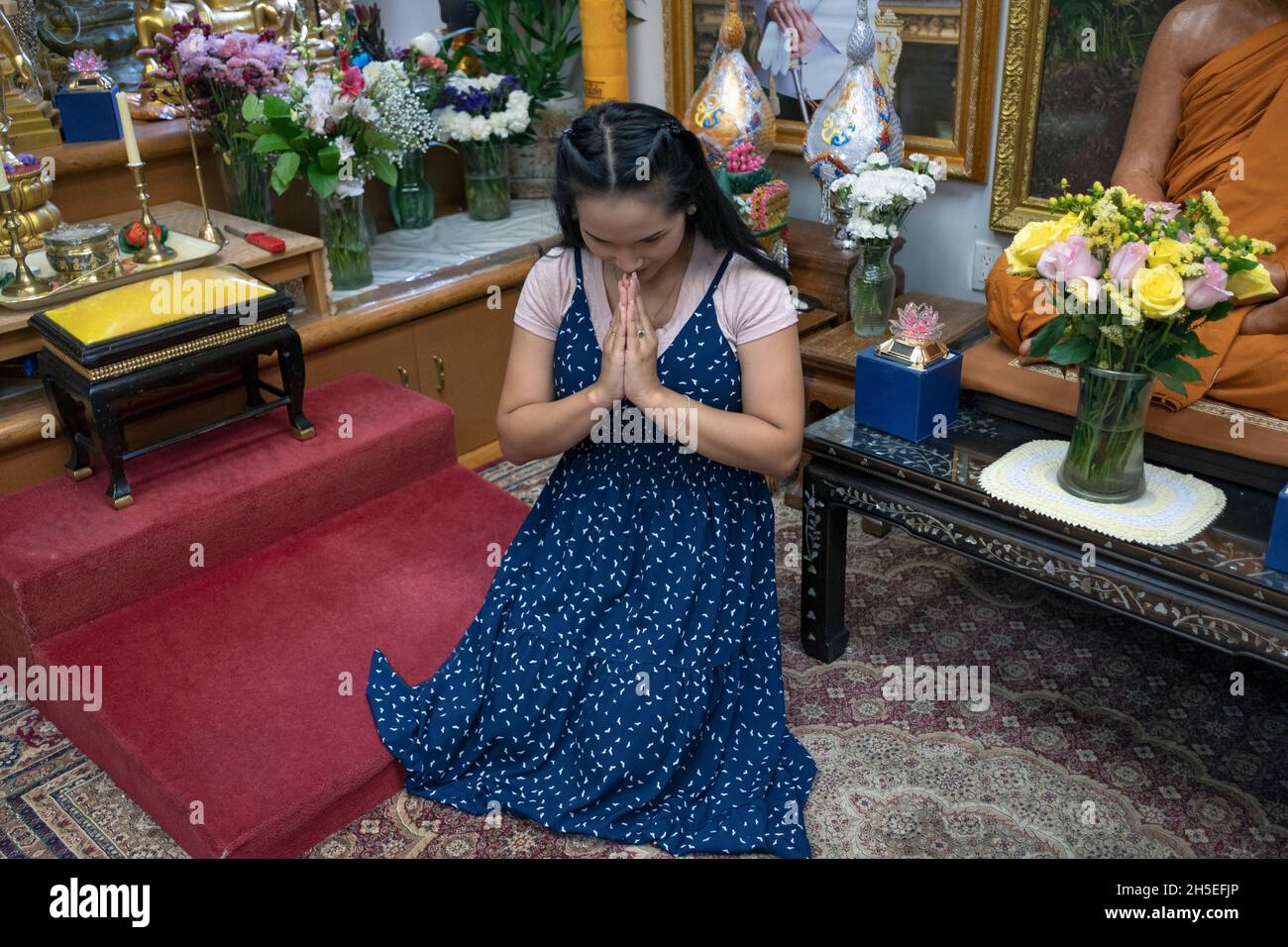 Une belle femme thaïlandaise américaine pose pour une photo dans un temple à Elmhurst, Queens, New York. Banque D'Images