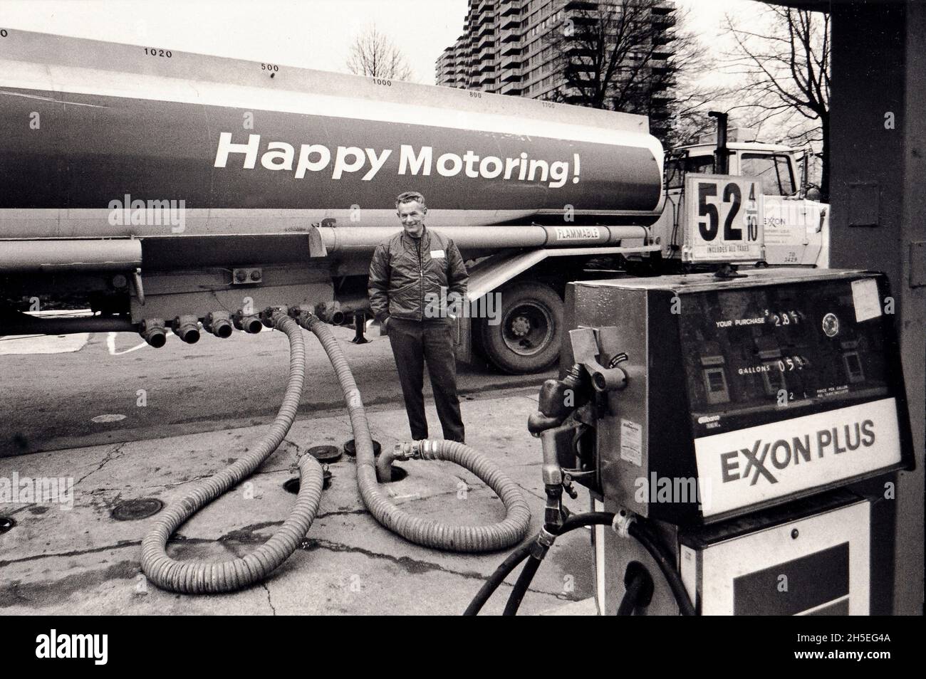 BONNE CONDUITE.Un camion Exxon et un chauffeur remplissent les pompes à la station-service de Brooklyn, vers 1975.NYC, USA, Brooklyn, New York,Amérique, États-Unis Banque D'Images