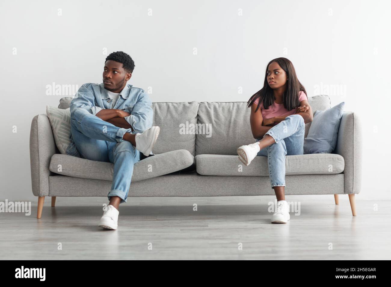 Les jeunes couples noirs se battent, se ignorant les uns les autres Banque D'Images