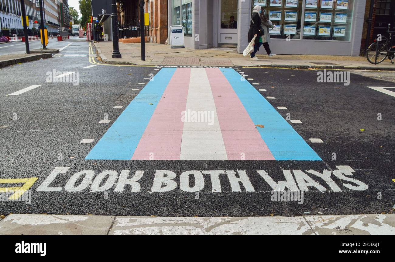 Londres, Royaume-Uni.9 novembre 2021.Quatre nouveaux passages à niveau aux couleurs du drapeau trans ont été dévoilés sur la rue Marchmont et la place Tavistock à Bloomsbury, pour soutenir la communauté trans.Credit: Vuk Valcic / Alamy Live News Banque D'Images