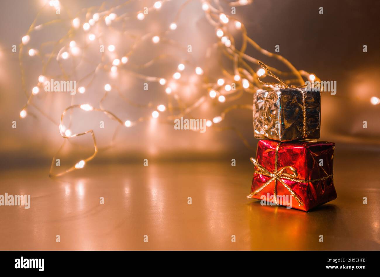 Fond doré de Noël avec cadeaux. Banque D'Images