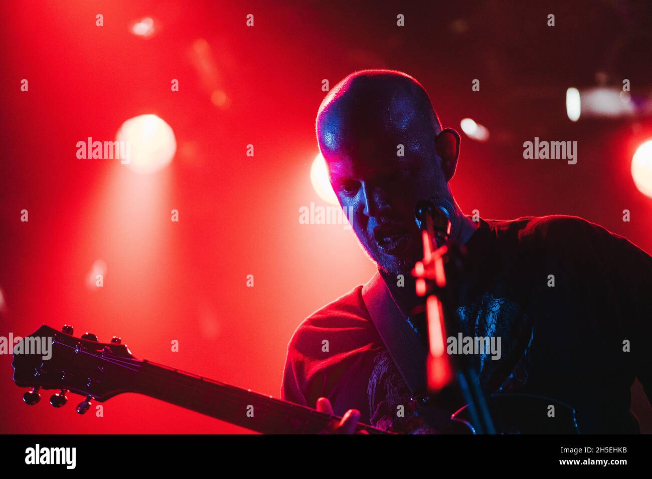 Copenhague, Danemark.05e novembre 2021.Le groupe de Metal danois LLNN joue un concert à Pumephuset à Copenhague.Ici, le guitariste et chanteur Christian Bonnesen est vu en direct sur scène.(Crédit photo: Gonzales photo - Mathias Kristensen). Banque D'Images