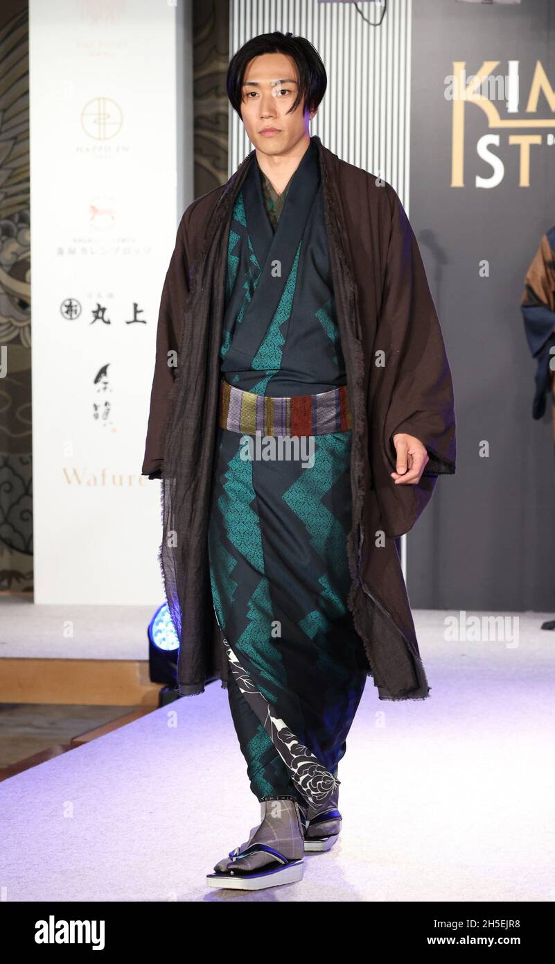 Tokyo, Japon.9 novembre 2021.L'acteur japonais Taichi Saotome affiche un  kimono lorsqu'il reçoit le premier prix 'Kimonist' pour la promotion des  robes traditionnelles japonaises à Tokyo, le mardi 9 2021 novembre.Credit:  Yoshio Tsunoda/AFLO/Alay