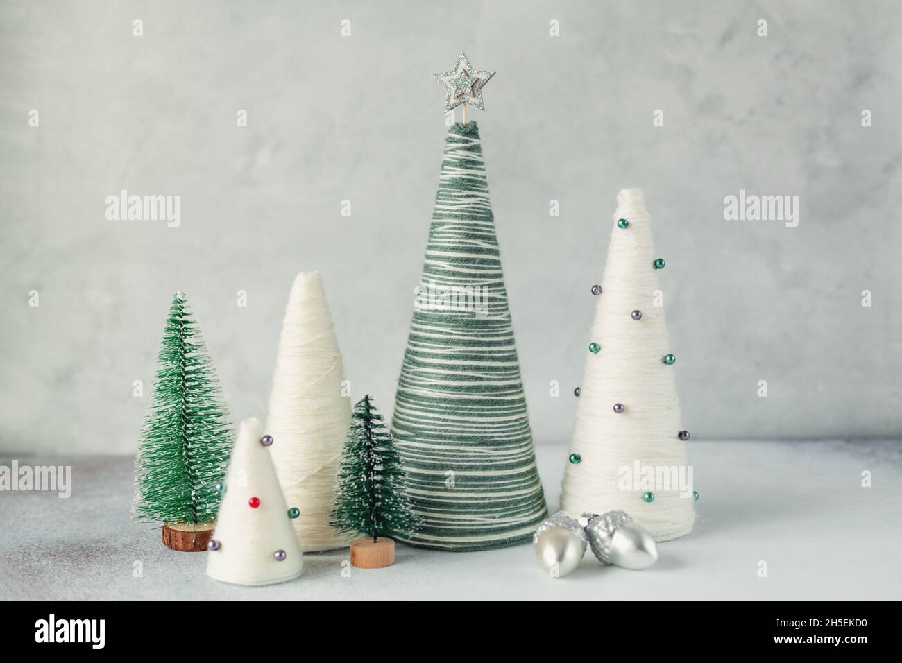 Cornets DE NOËL enveloppés de fil, décoration minimaliste.Deux arbres de Noël gris faits main.Concept DIY.Espace de copie - image Banque D'Images