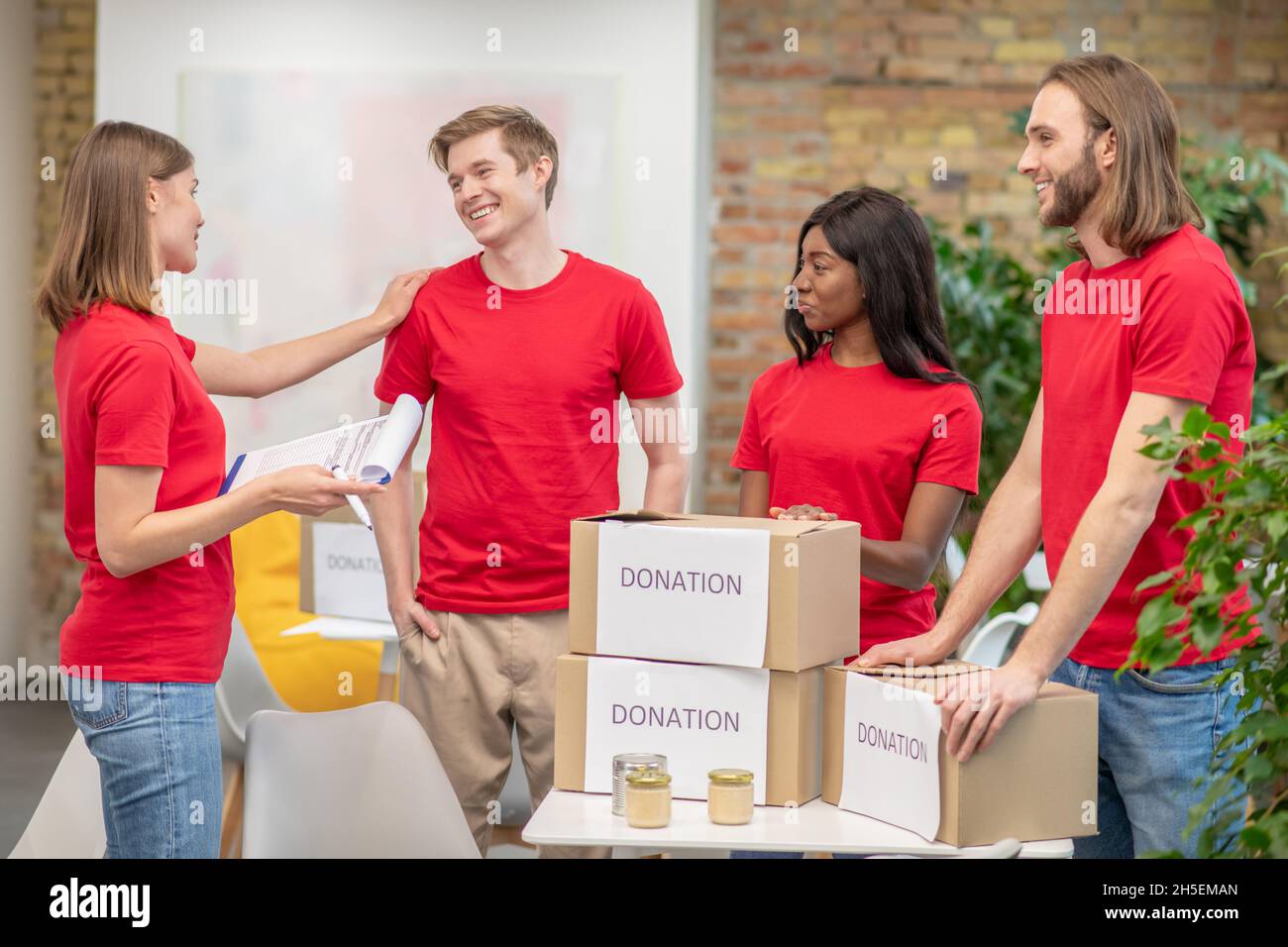 Un groupe de jeunes bénévoles au travail dans un point de distribution Banque D'Images