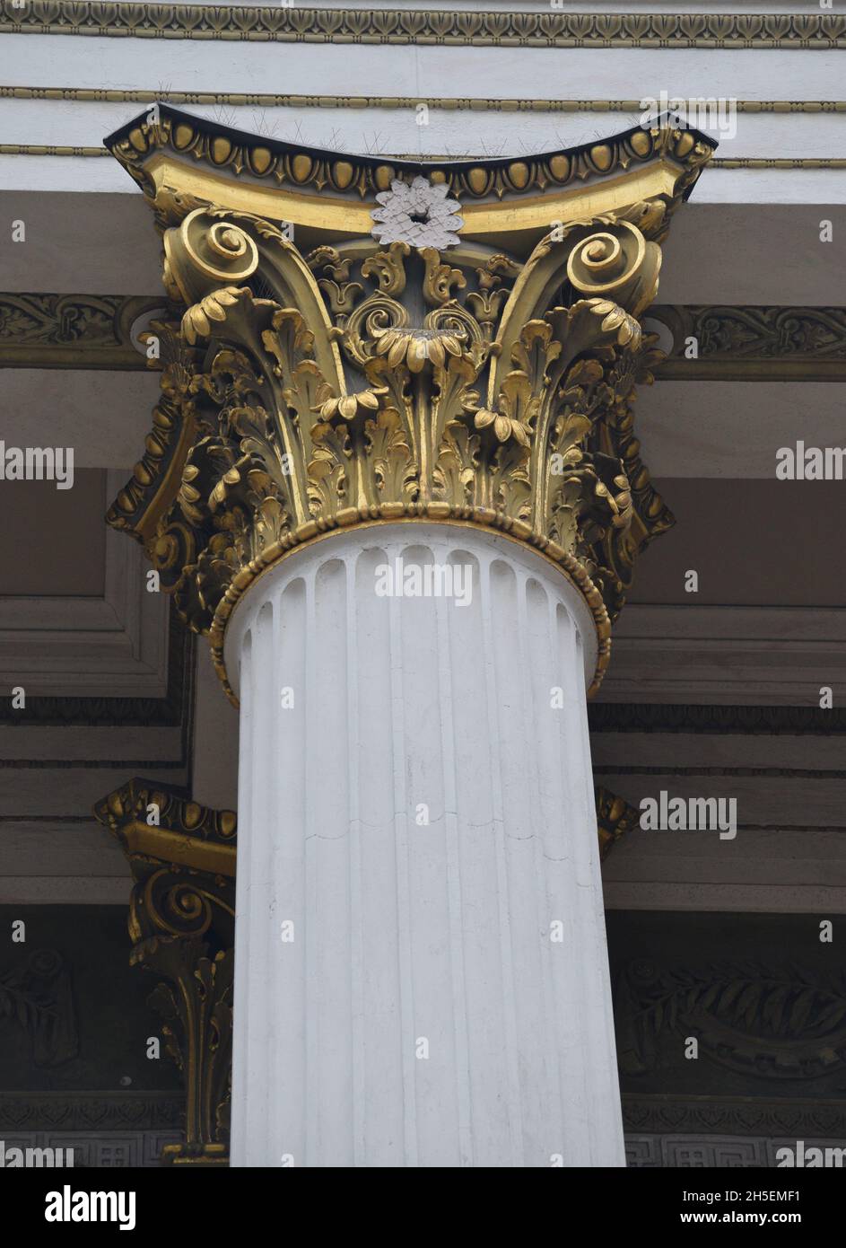 Détail d'une colonne sur un bâtiment à Helsinki Banque D'Images