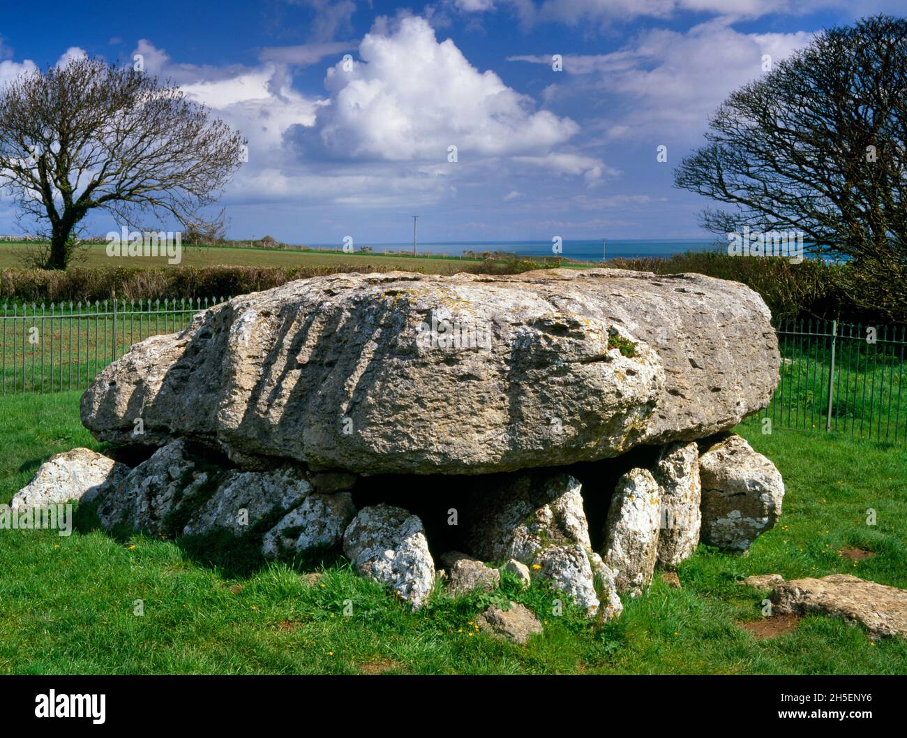 Voir NNE de l'énorme pierre calcaire de Lligwy Neolithic enterrement chambre, Anglesey, pays de Galles, Royaume-Uni, soutenu sur des pierres basses au-dessus d'une fosse partiellement coupée en roche Banque D'Images