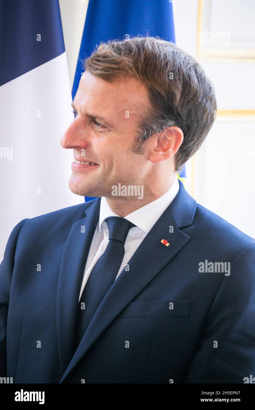 Paris, France.09ème novembre 2021.Emmanuel Macron, Président de la République française lors de la signature d'un accord sur le retour des objets culturels pillés dans le pays africain, à l'Elysée Palace de Paris, France, le 9 novembre 2021.La France revint solennellement le 9 novembre 2021 au Bénin 26 œuvres des trésors royaux d'Abomey pillés au XIXe siècle par les troupes coloniales.Photo par Romain Gaillard/Pool/ABACAPRESS.COM crédit: Abaca Press/Alay Live News Banque D'Images