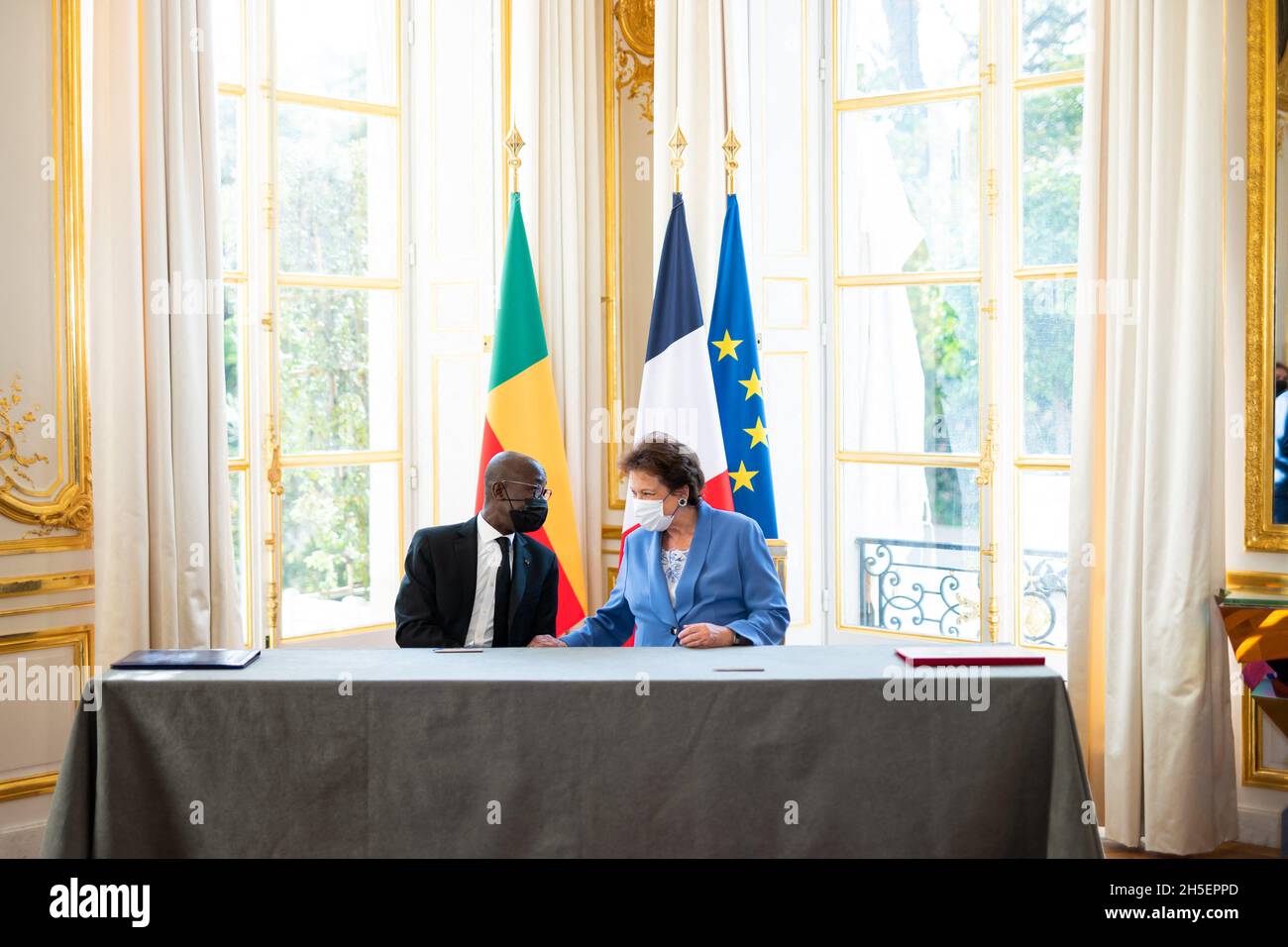 Paris, France.09ème novembre 2021.Ministre du Tourisme, de la Culture et des Arts de Ben Jean Michel Babalola Abimboln et ministre français de la Culture Roselyne Bachelot Narquin lors de la signature d'un accord sur le retour des objets culturels pillés dans le pays africain, à l'Elysée à Paris, France, le 9 novembre 2021.La France revint solennellement le 9 novembre 2021 au Bénin 26 œuvres des trésors royaux d'Abomey pillés au XIXe siècle par les troupes coloniales.Photo par Romain Gaillard/Pool/ABACAPRESS.COM crédit: Abaca Press/Alay Live News Banque D'Images