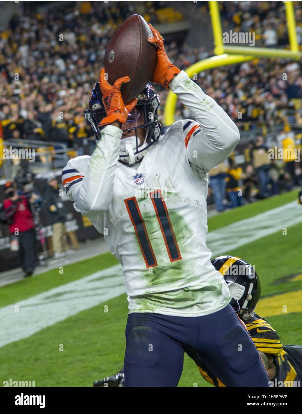 Pittsbugh, États-Unis.09ème novembre 2021.Le grand receveur Darnell Mooney de Chicago Bears (11) capture un laissez-passer de 16 yards pour un touchdown au quatrième trimestre de la victoire des Pittsburgh Steelers 29-27 à Heinz Field le lundi 8 novembre 2021.Photo par Archie Carpenter/UPI crédit: UPI/Alay Live News Banque D'Images