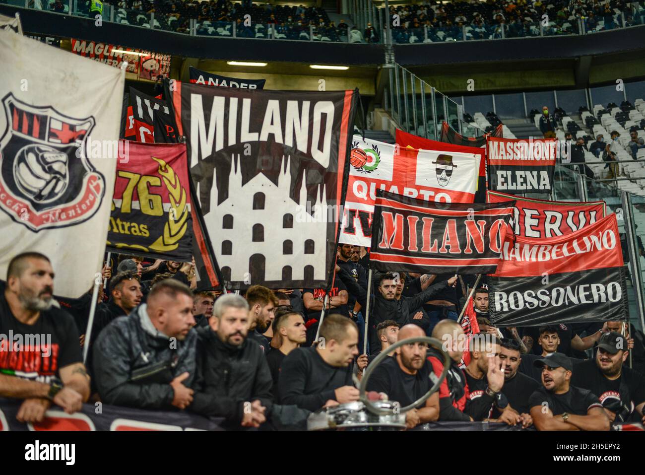 Milan supporters lors de la série Un match entre Juventus FC et AC Milan au stade Allianz, à Turin, le 19 septembre 2021 en Italie Banque D'Images