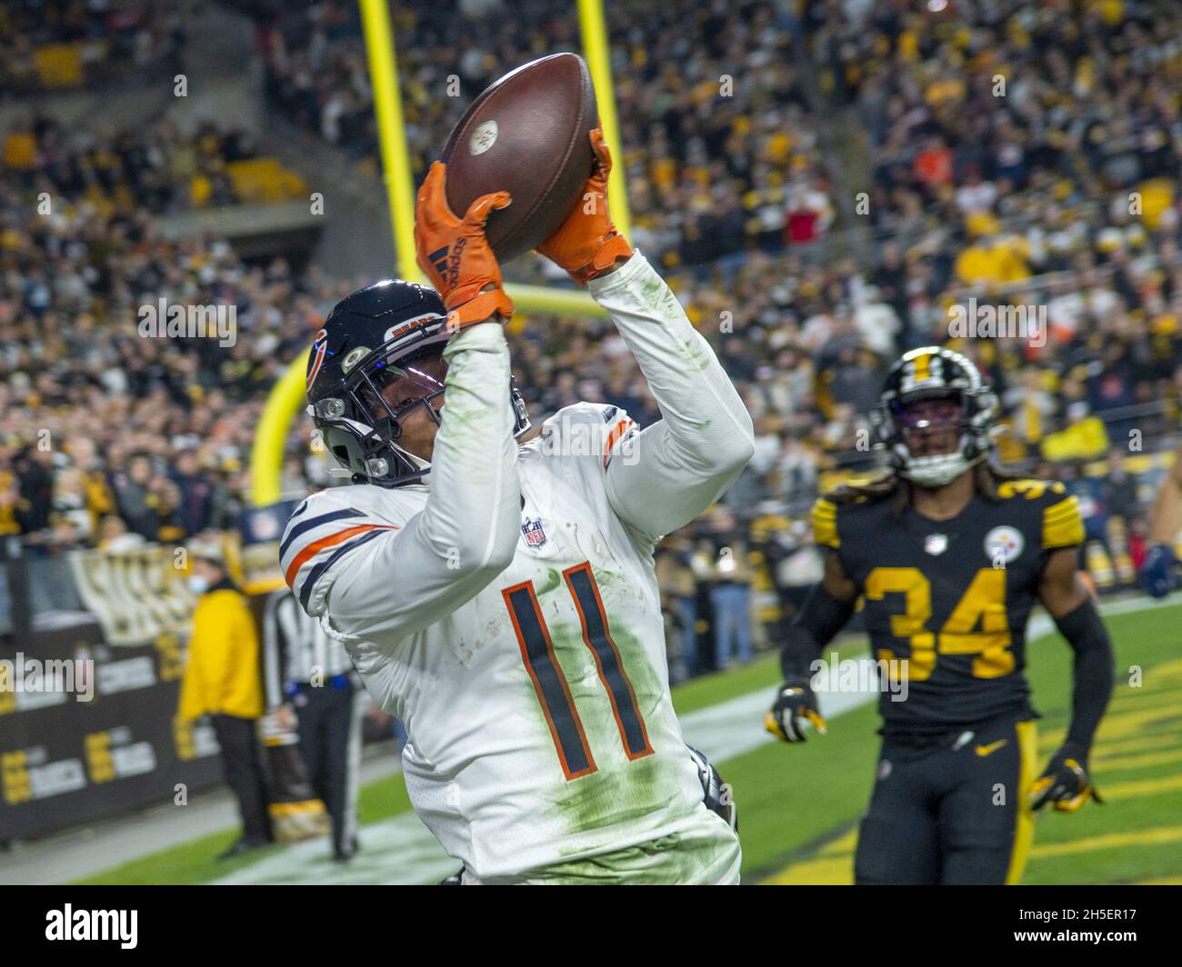 Pittsbugh, États-Unis.09ème novembre 2021.Le grand receveur Darnell Mooney de Chicago Bears (11) capture un laissez-passer de 16 yards pour un touchdown au quatrième trimestre de la victoire des Pittsburgh Steelers 29-27 à Heinz Field le lundi 8 novembre 2021.Photo par Archie Carpenter/UPI crédit: UPI/Alay Live News Banque D'Images