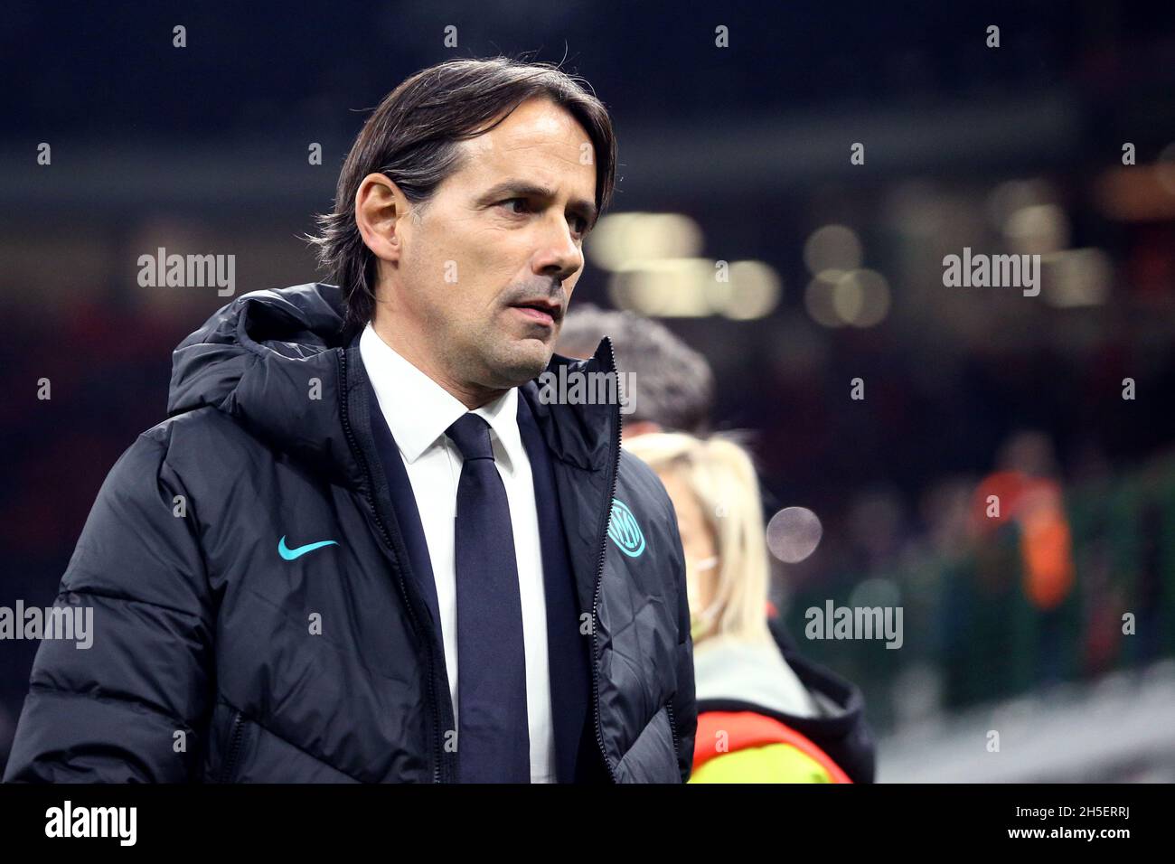 Simone Inzaghi, entraîneur en chef du FC Internazionale, regarde pendant la série Un match entre l'AC Milan et le FC Internazionale . Banque D'Images