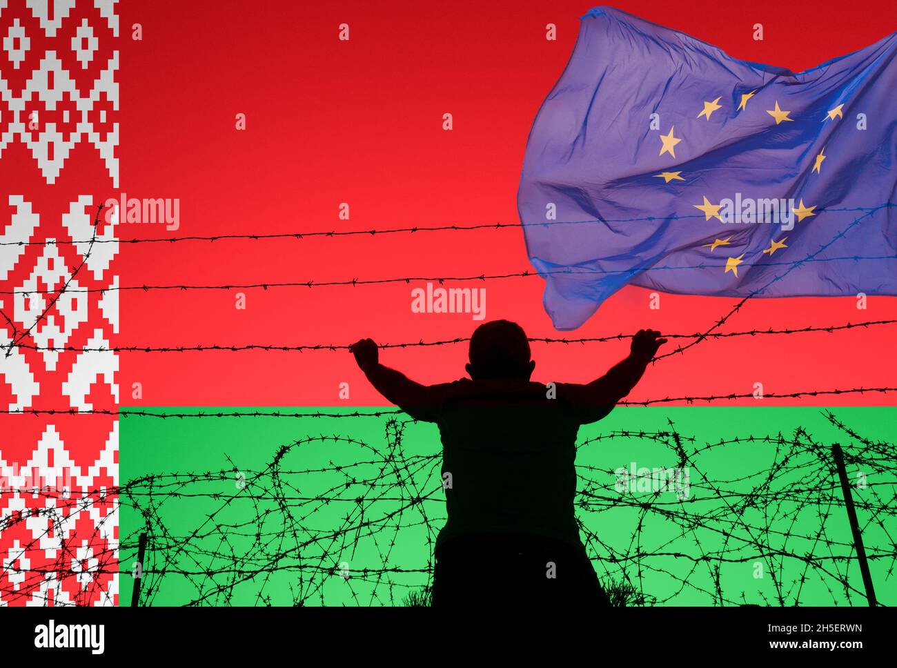 Homme regardant à travers la clôture barbelée avec le drapeau de la Biélorussie et de l'UE se chevauchait.Frontière Biélorussie/UE/Pologne, immigrants illégaux, asile, Europe... concept Banque D'Images