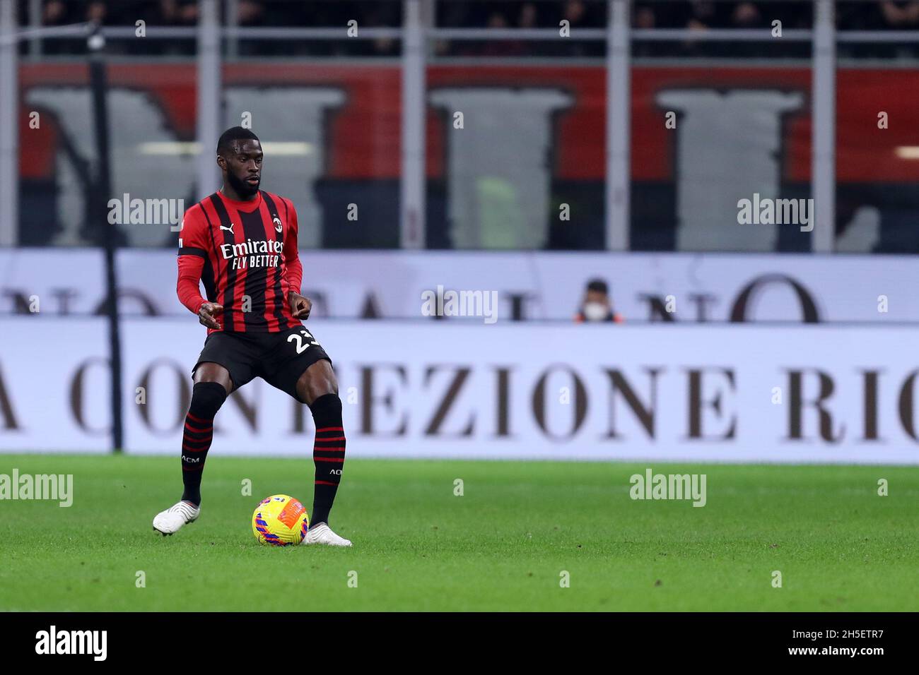 Fikayo Tomori de l'AC Milan contrôle le ballon pendant la série Un match entre l'AC Milan et le FC Internazionale . Banque D'Images