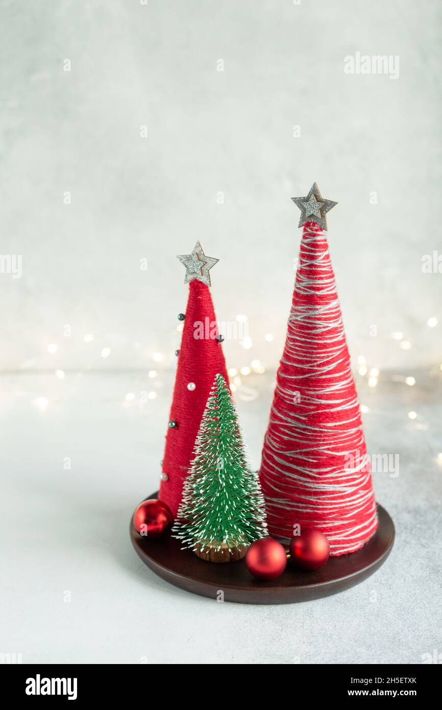 Arbres de Noël faits main.Arbres coniques et guirlande enveloppés de fils.CADEAUX DE NOËL.Concept DIY - image Banque D'Images