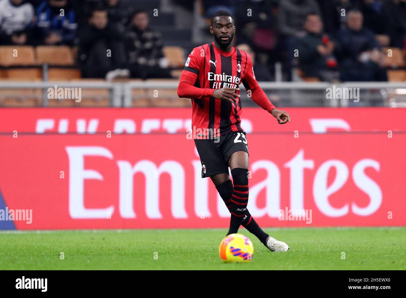 Fikayo Tomori de l'AC Milan contrôle le ballon pendant la série Un match entre l'AC Milan et le FC Internazionale . Banque D'Images