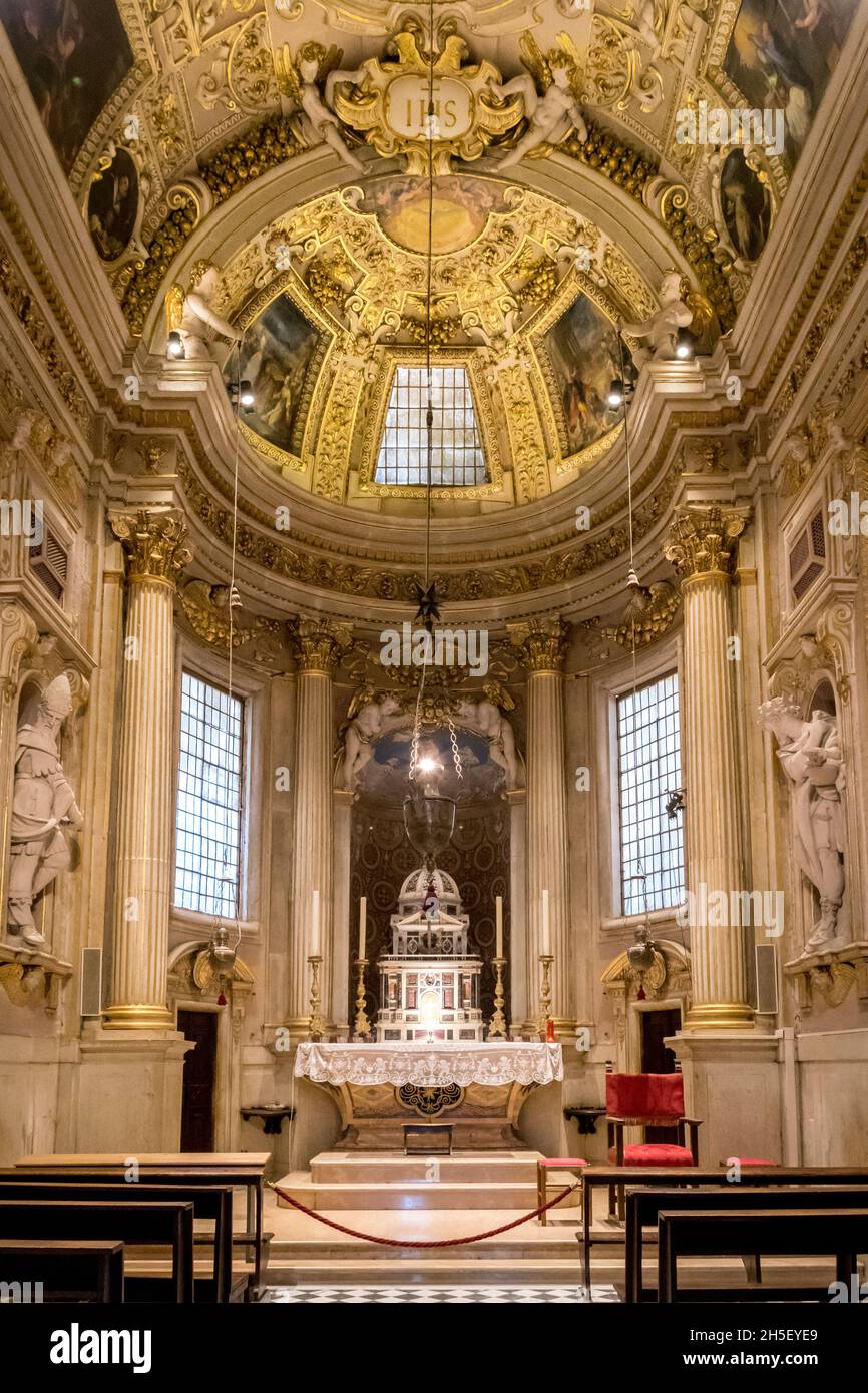 La cathédrale d'Urbino (en italien : Duomo di Urbino, Catedrale Metropolitana di Santa Maria Assunta) est une cathédrale catholique romaine dans la ville d'Urbino, Ital Banque D'Images