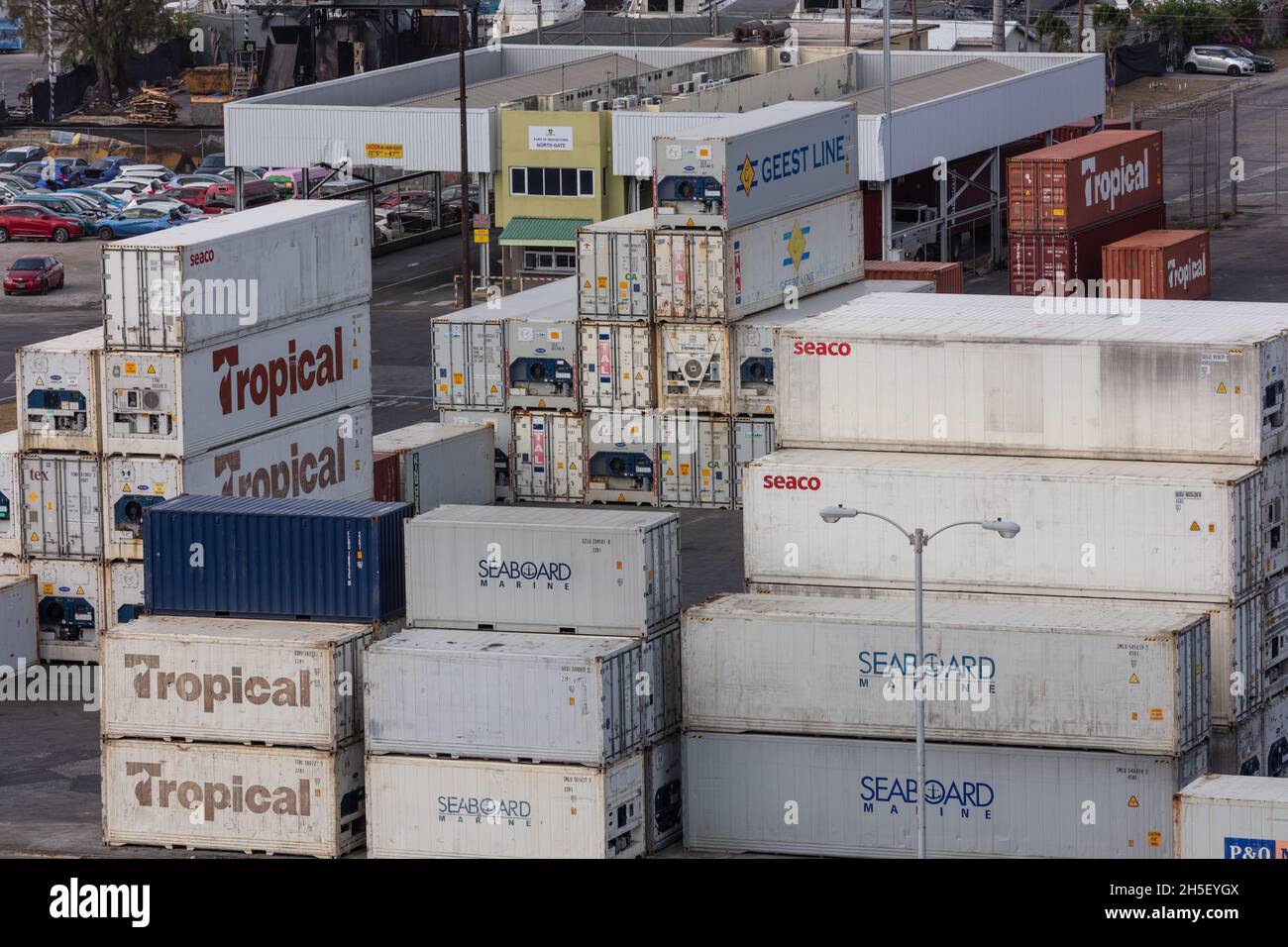 Port de Bridgetown, Barbade, Antilles - 16 mai 2020 : port de Bridgetown.Les conteneurs d'expédition de la gamme Tropical, Seaco, Seaboard Marine, Geest stockés dans le Banque D'Images