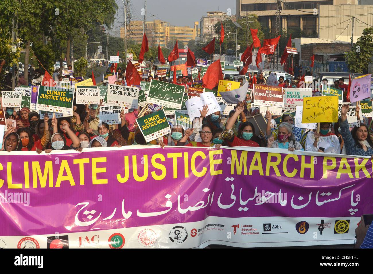 Lahore, Pakistan.08 novembre 2021.Les militants pakistanais du Comité Kissan Rabita (PKRC) et les militants des droits de l'homme tenant des pancartes, des bannières lors d'une manifestation dans le cadre de la Conférence des Nations Unies sur les changements climatiques de la COP26 à l'extérieur du club de presse de Lahore, au Pakistan, le 8 novembre 2021.(Photo de Rana Sajid Hussain/Pacific Press/Sipa USA) crédit: SIPA USA/Alay Live News Banque D'Images