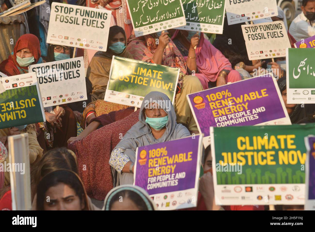 Lahore, Pakistan.08 novembre 2021.Les militants pakistanais du Comité Kissan Rabita (PKRC) et les militants des droits de l'homme tenant des pancartes, des bannières lors d'une manifestation dans le cadre de la Conférence des Nations Unies sur les changements climatiques de la COP26 à l'extérieur du club de presse de Lahore, au Pakistan, le 8 novembre 2021.(Photo de Rana Sajid Hussain/Pacific Press/Sipa USA) crédit: SIPA USA/Alay Live News Banque D'Images