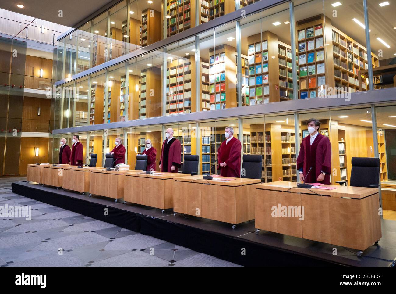 09 novembre 2021, Rhénanie-du-Nord-Westphalie, Münster: Les juges de la Cour constitutionnelle de Rhénanie-du-Nord-Westphalie se tiennent corona dans le grand foyer de la cour.Les villes de Bielefeld, Dortmund, Düsseldorf, Duisburg, Essen,Gelsenkirchen et Cologne se plaignent de tâches supplémentaires dues à la loi sur la protection de la prostitution, en vigueur depuis 2017.Première audition orale du nouveau président Barbara Dauner-Lieb (M).Photo: Bernd Thissen/dpa Banque D'Images