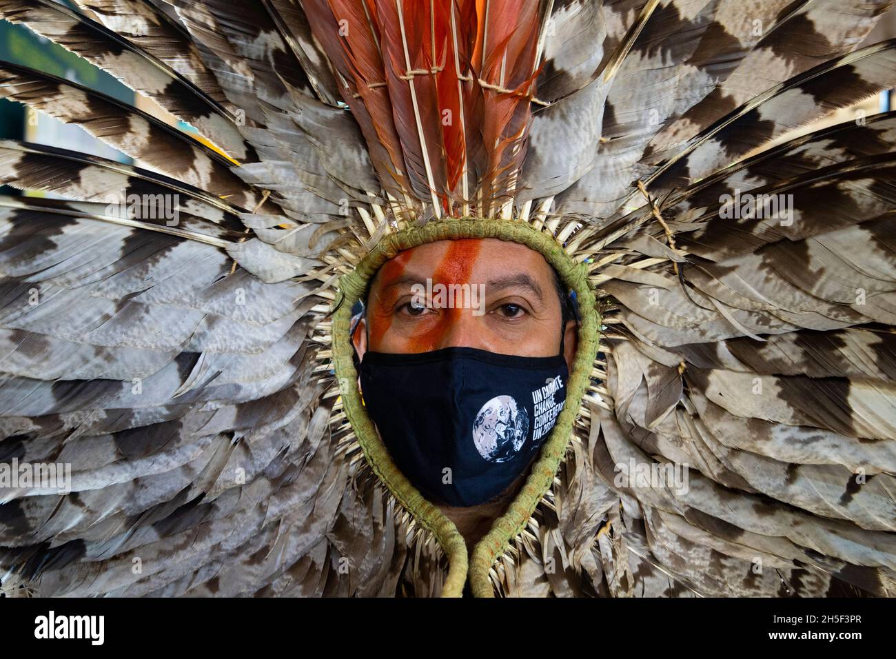 Glasgow, Écosse, Royaume-Uni.9 novembre 2021.Kreta est un observateur indigène à la COP26 pour une opération Amazone autochtone, vu ici dans sa robe traditionnelle de tête de plumes.Iain Masterton/Alay Live News. Banque D'Images