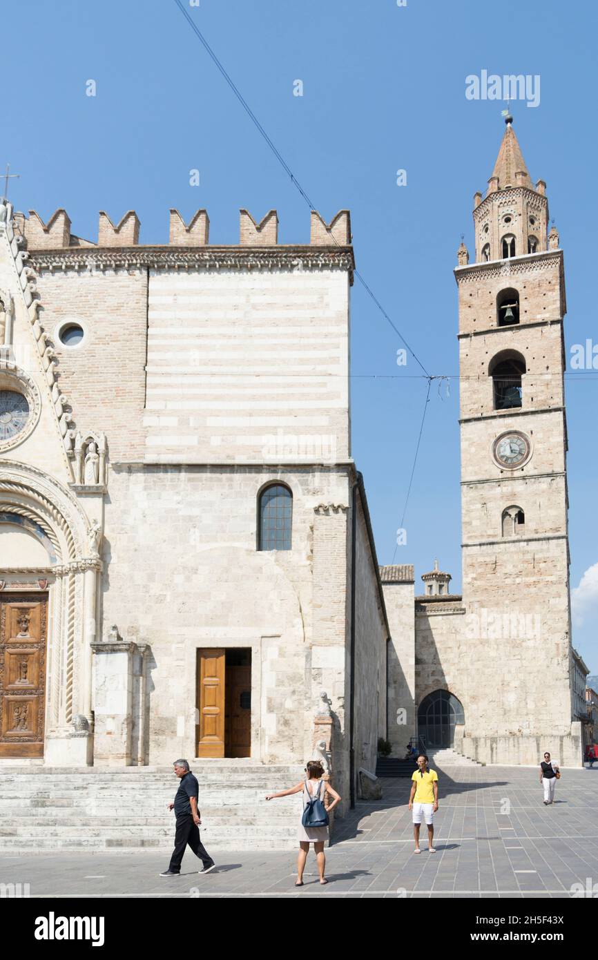 Vieille ville, Piazza Ercole Vincenzo Orsini, Duomo Santa Maria Assunta et la cathédrale San Berardo, Teramo, Abruzzes, Italie, Europe Banque D'Images