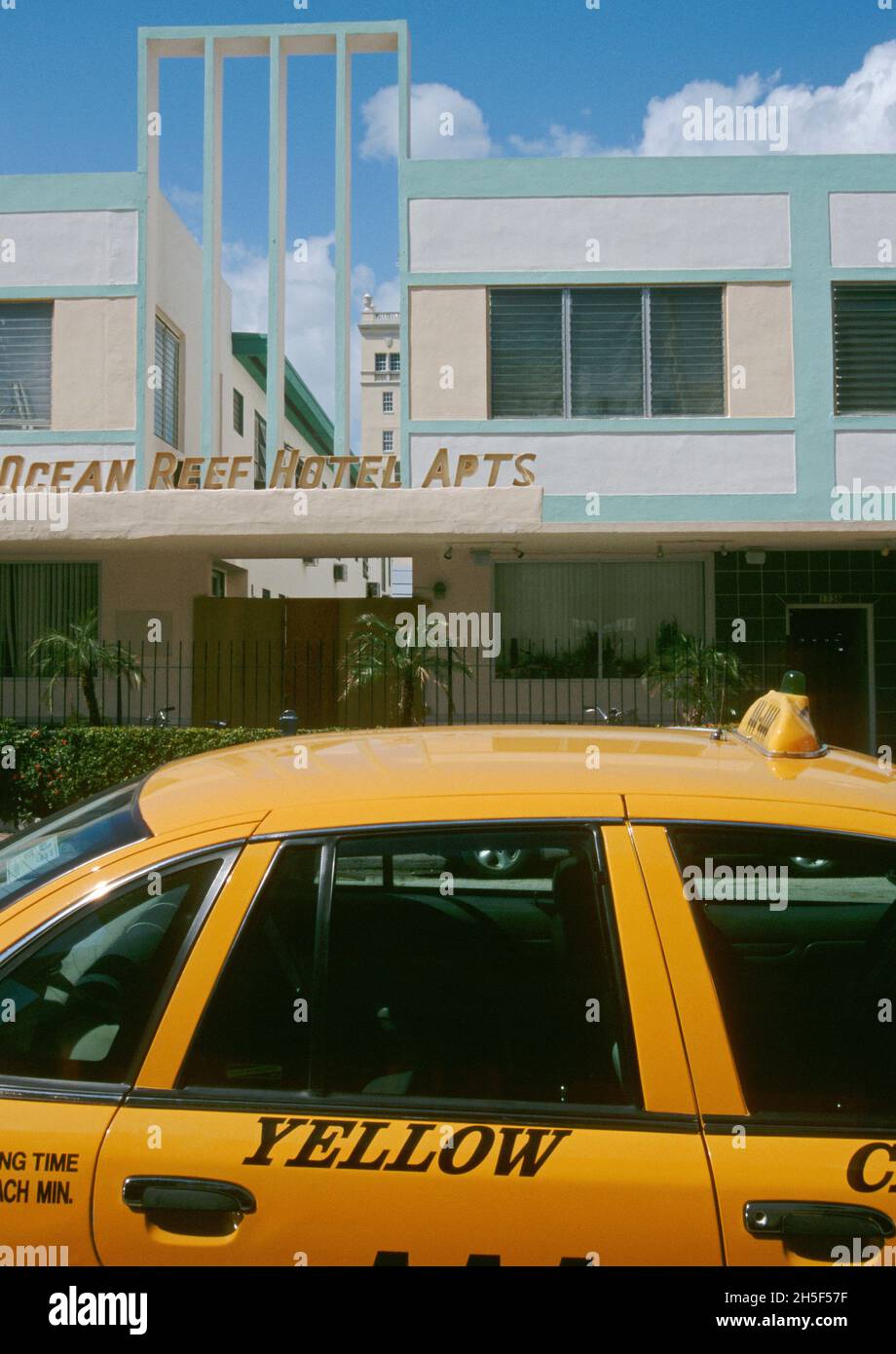 Taxi devant l'hôtel Ocean Reef de Collins Avenue, South Miami, Floride, États-Unis Banque D'Images