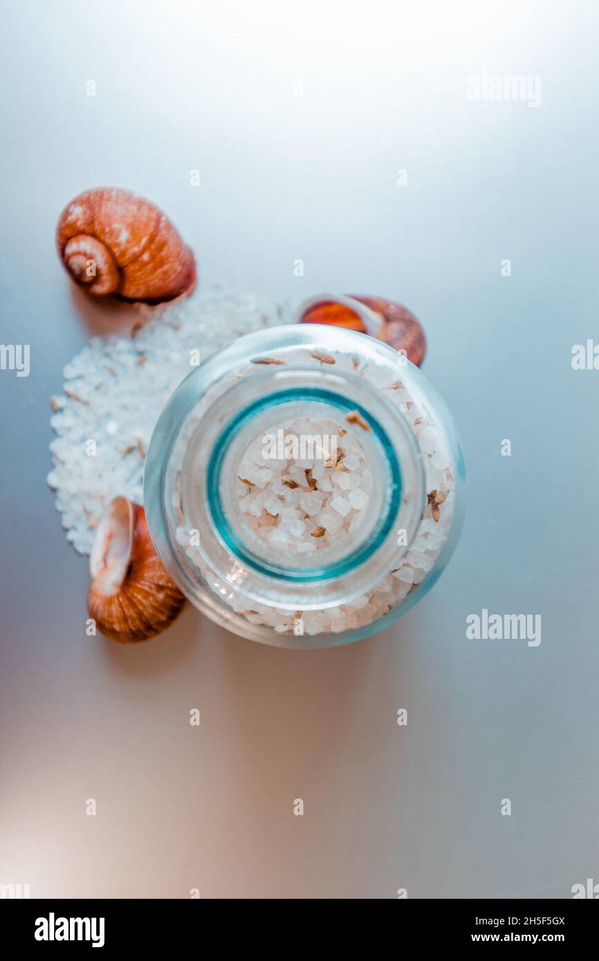 Récipient en verre avec sel blanc de mer sur un fond de cuisine léger. Banque D'Images