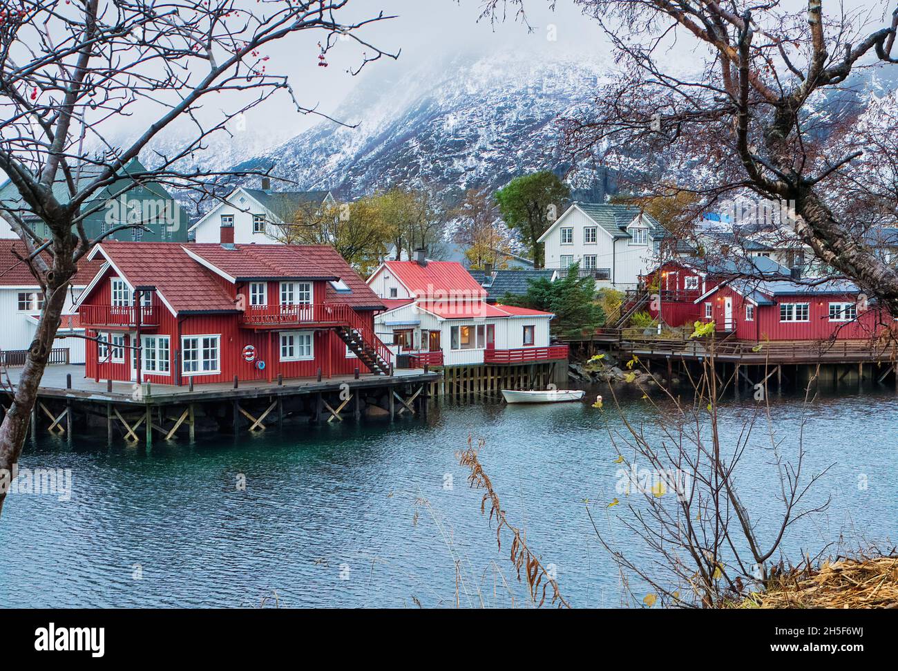 Des maisons traditionnelles rouges et blanches bordent les bords du fjord de Svolvaer, dans l'archipel des Lofoten, en Norvège.Officiellement les maisons de pêcheurs, maintenant les maisons de vacances. Banque D'Images