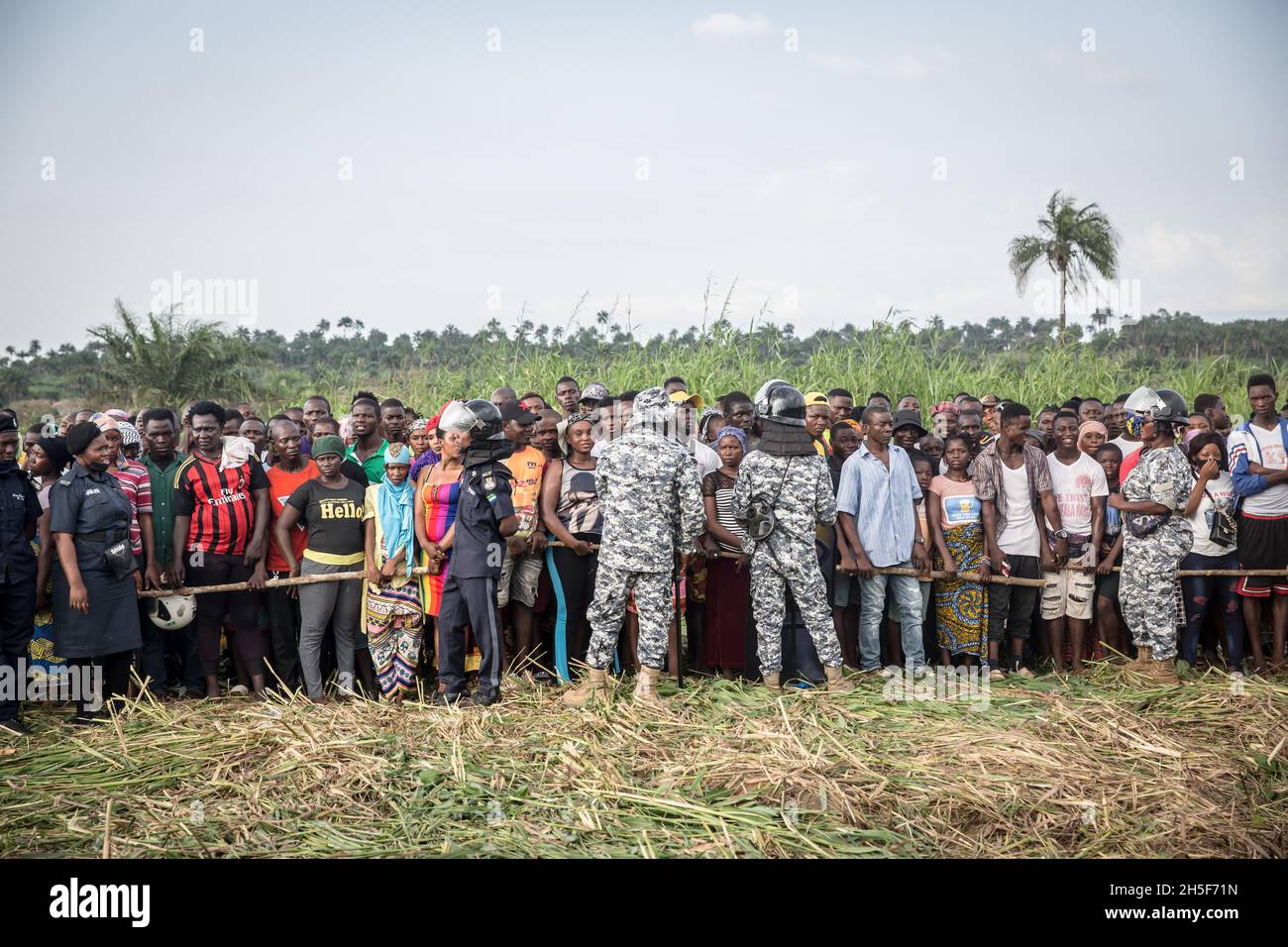 Des foules assistent à un enterrement de masse pour les victimes d'une explosion d'un pétrolier à Freetown.Au moins 107 personnes ont été tuées après qu'un camion-citerne en rotation ait été frappé à grande vitesse par un camion et que le carburant qui fuyait a pris feu.Parmi les victimes figuraient des femmes commerçants, des conducteurs de moto qui se sont précipités pour récupérer le carburant et des passagers en minibus.(Photo de Sally Hayden / SOPA Images / Sipa USA) Banque D'Images