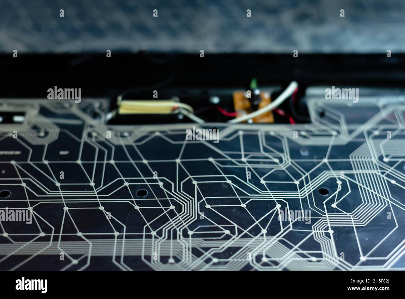 Carte électrique.Pistes conductrices blanches sur la carte. Banque D'Images